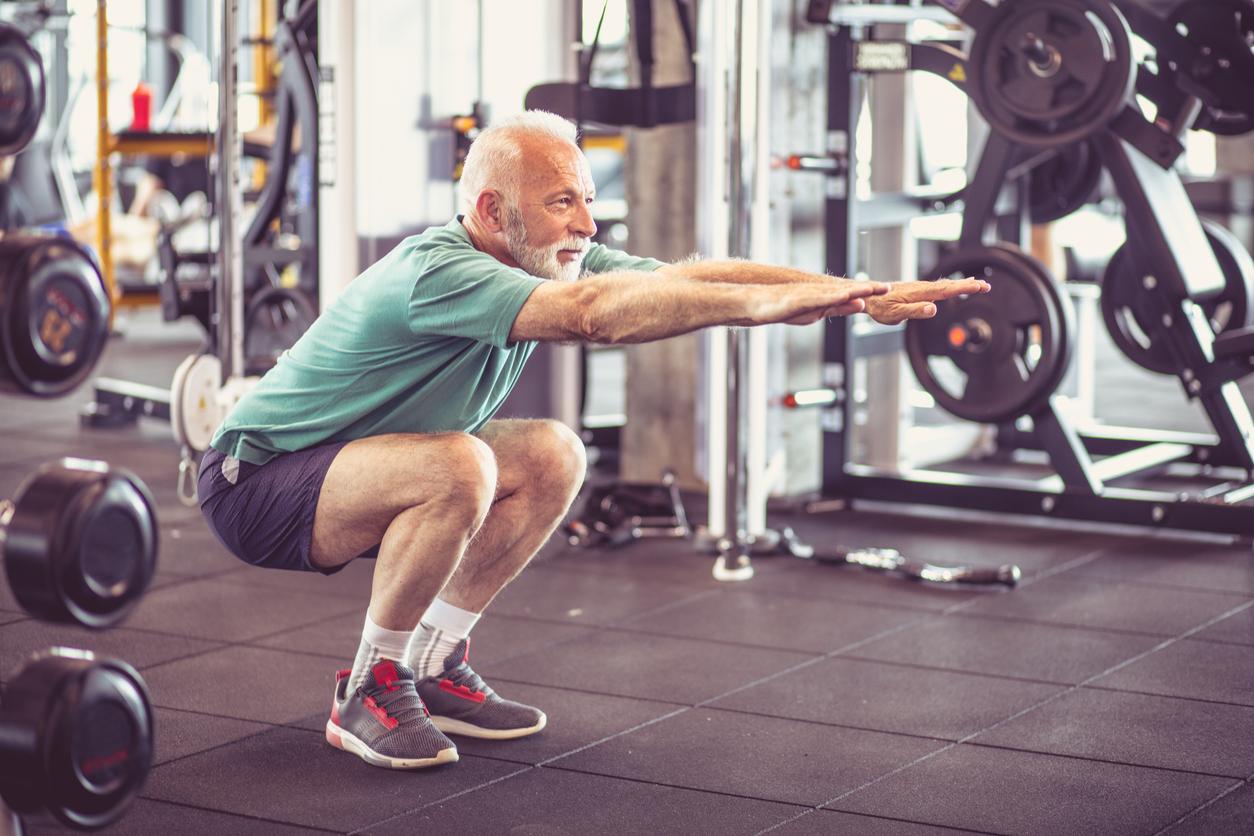 Combinaison d'entraînement en force musculaire et d'activités quotidiennes pour les personnes âgées