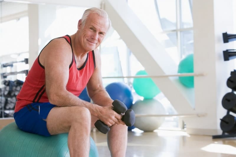 Quelle est la bonne méthode pour bien se muscler les bras à 70 ans ?